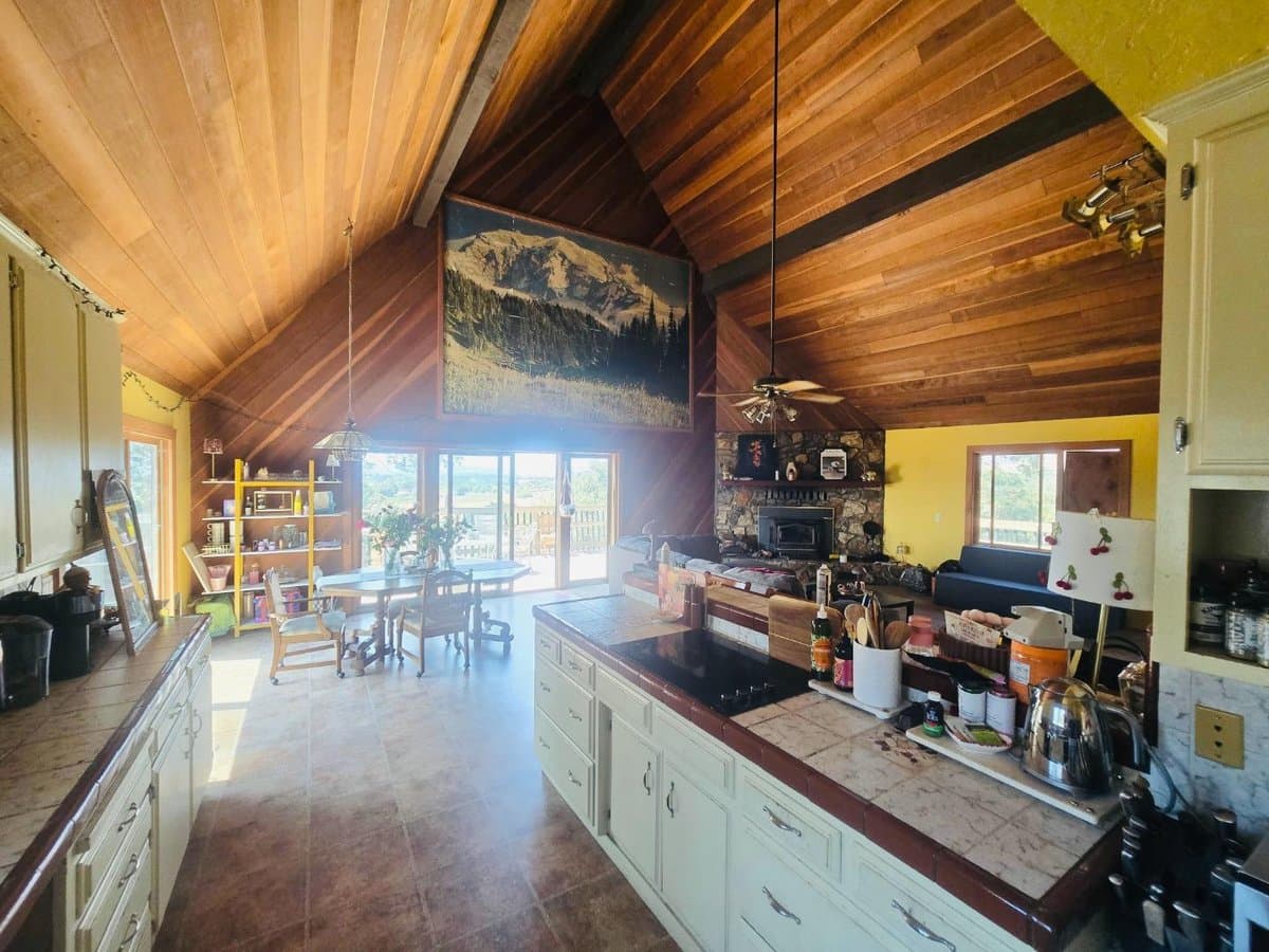 1040 Comstock Road - Photo 4