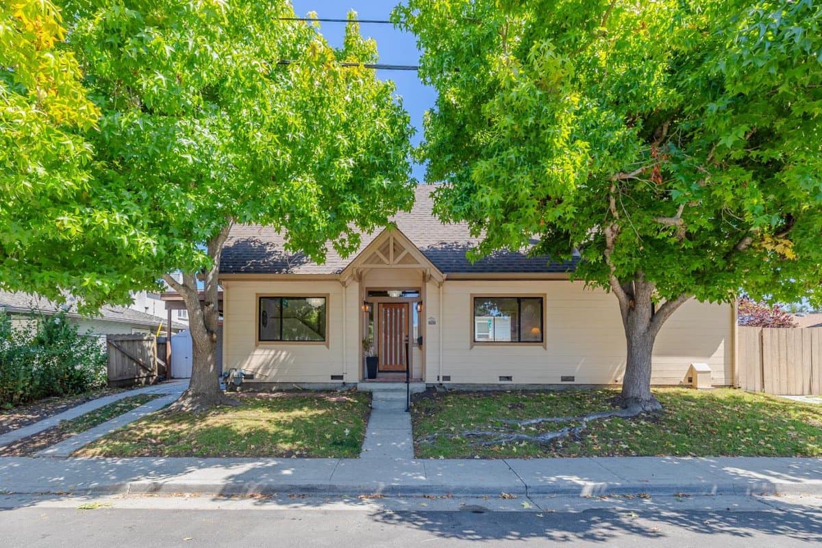 702 Beverly Avenue - Photo 2