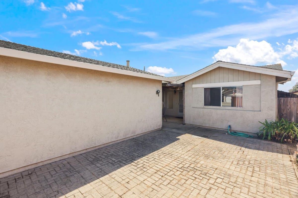 475 Vivienne Drive - Photo 2