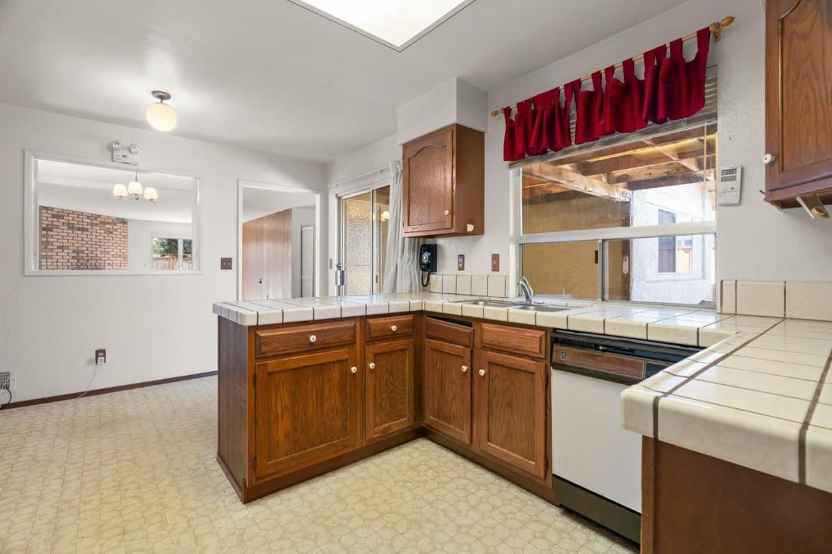 475 Vivienne Drive - Photo 5