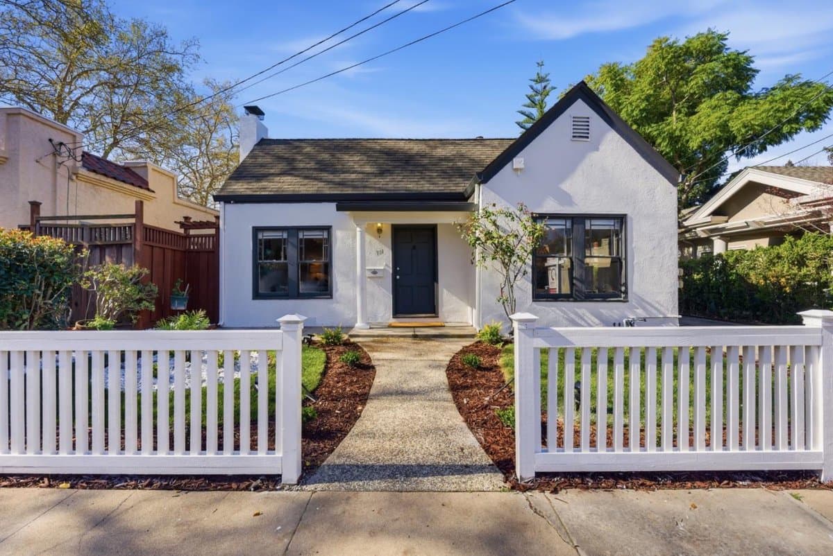711 Emerson Court - Photo 2