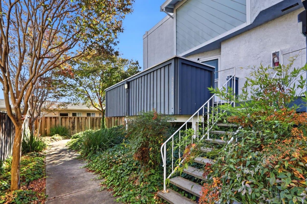 3526 Flora Vista Avenue - Photo 2