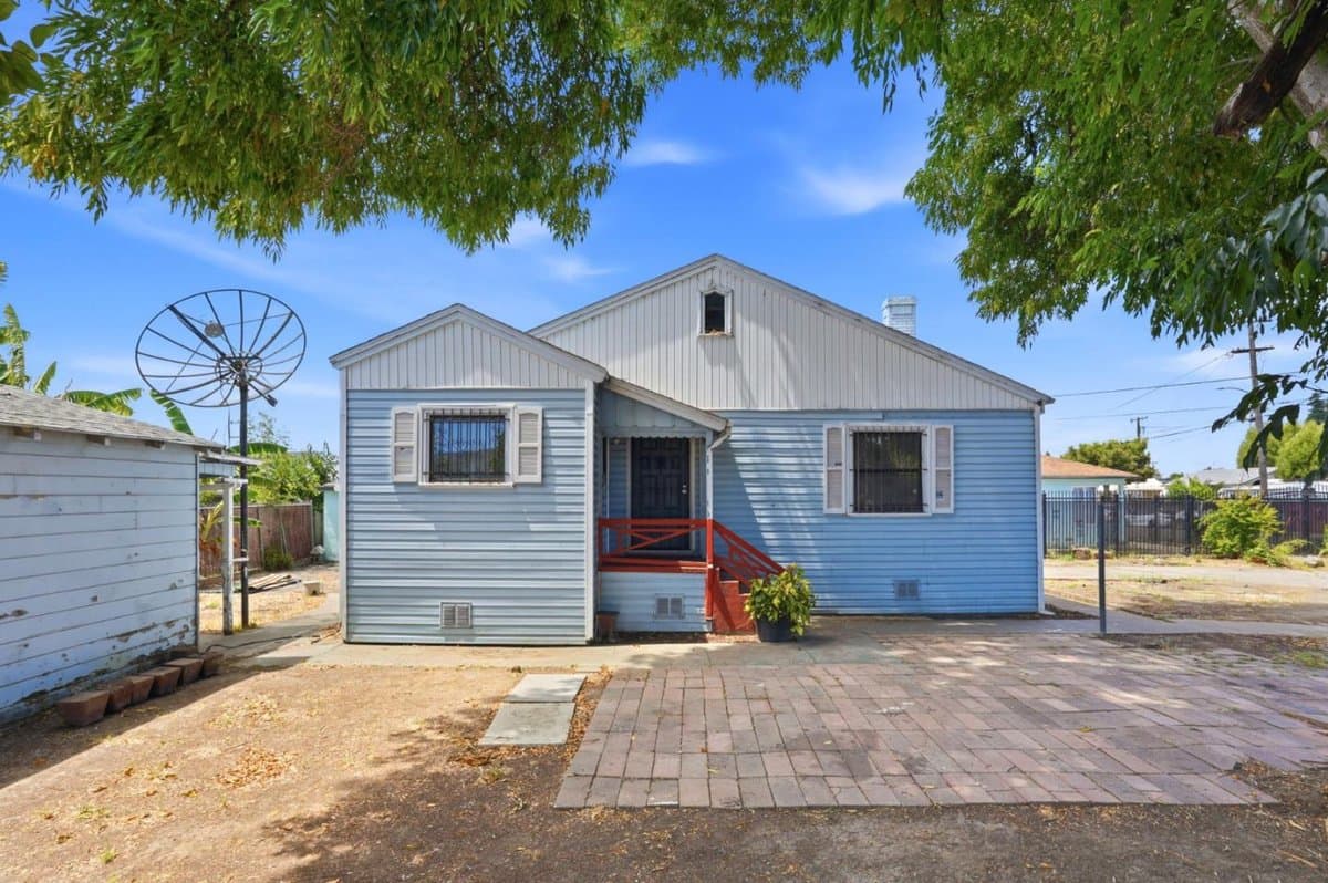 2570 61st Avenue - Photo 2