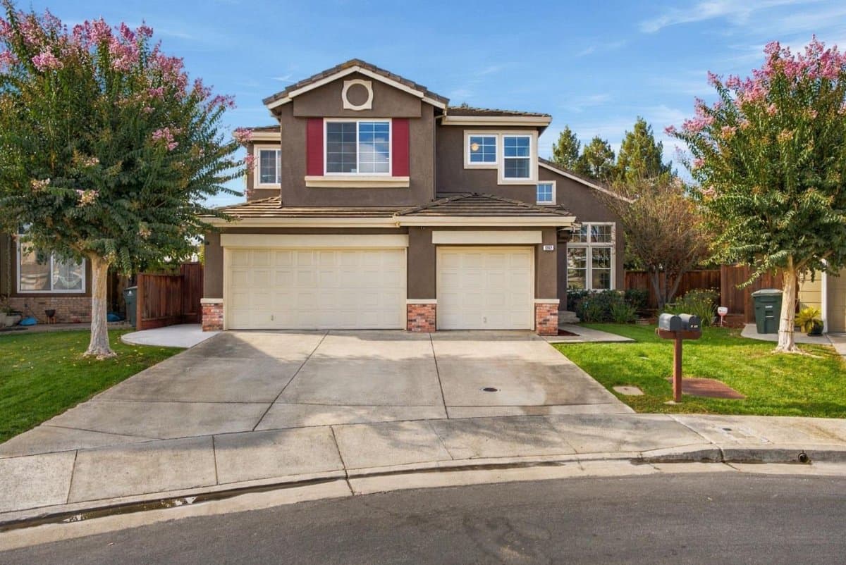 1162 Apache Court - Photo 1