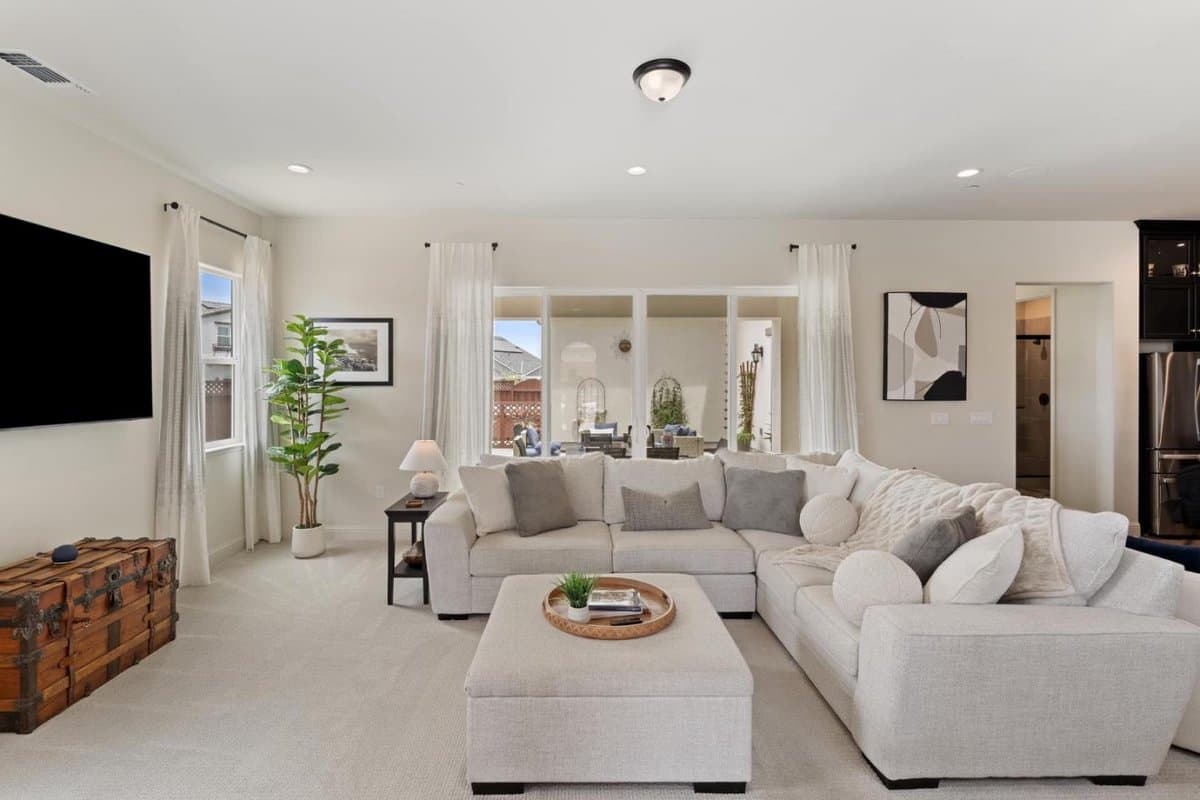 585 Santa Lucia Way - Photo 4