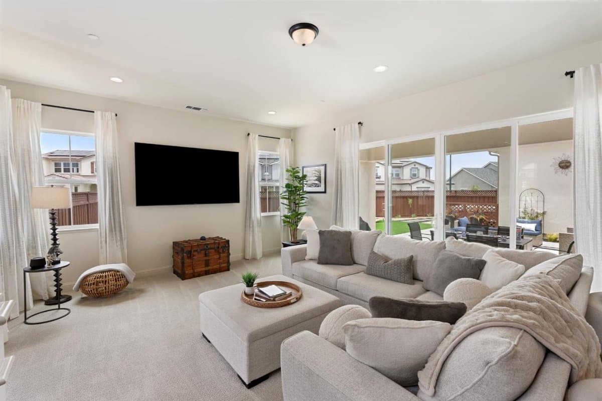 585 Santa Lucia Way - Photo 5