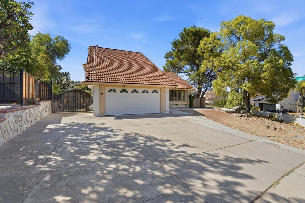 3694 Lucas Drive - Photo 2