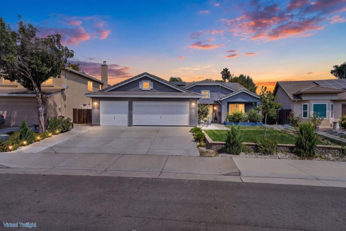 1674 Iris Street - Photo 2