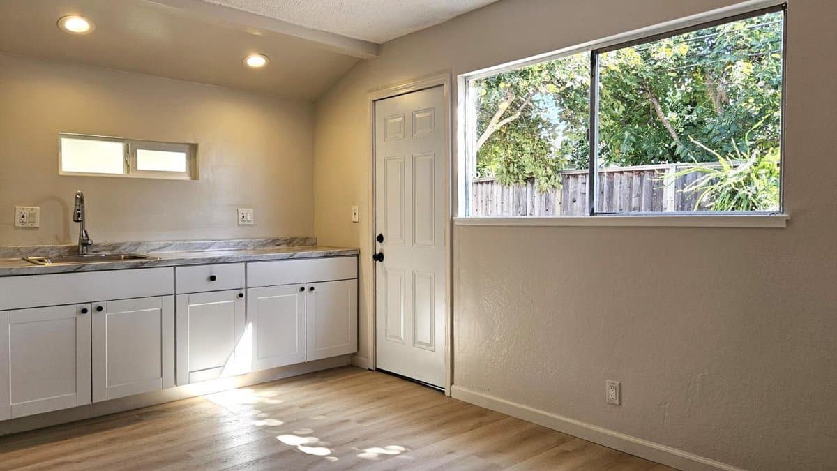1688 Enesco Avenue - Photo 4
