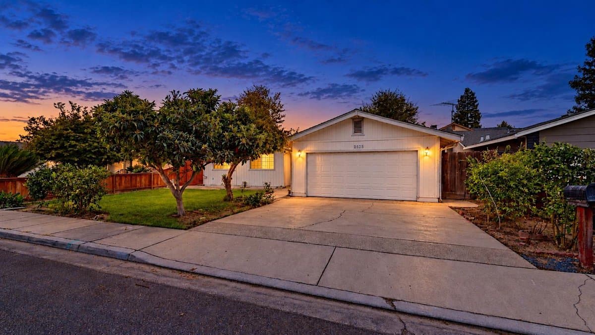 2525 Hampton Way - Photo 2