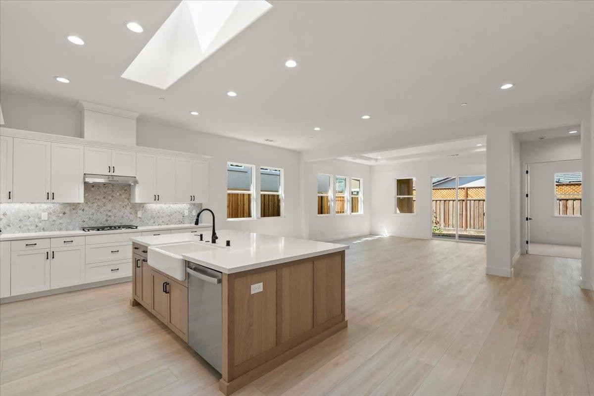 2112 Red Oak Drive - Photo 2