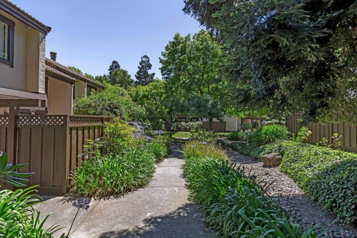 1525 Tyler Park Way - Photo 3