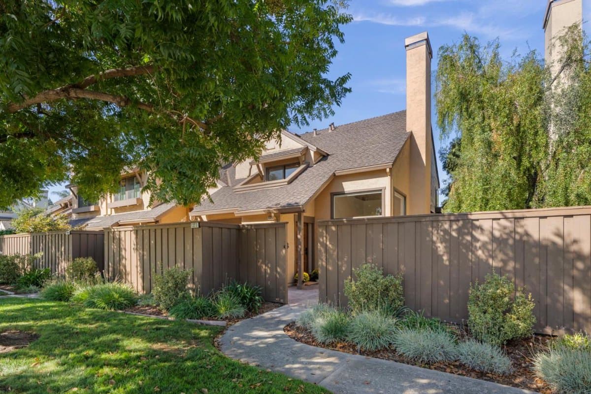1327 Greenwich Court - Photo 2