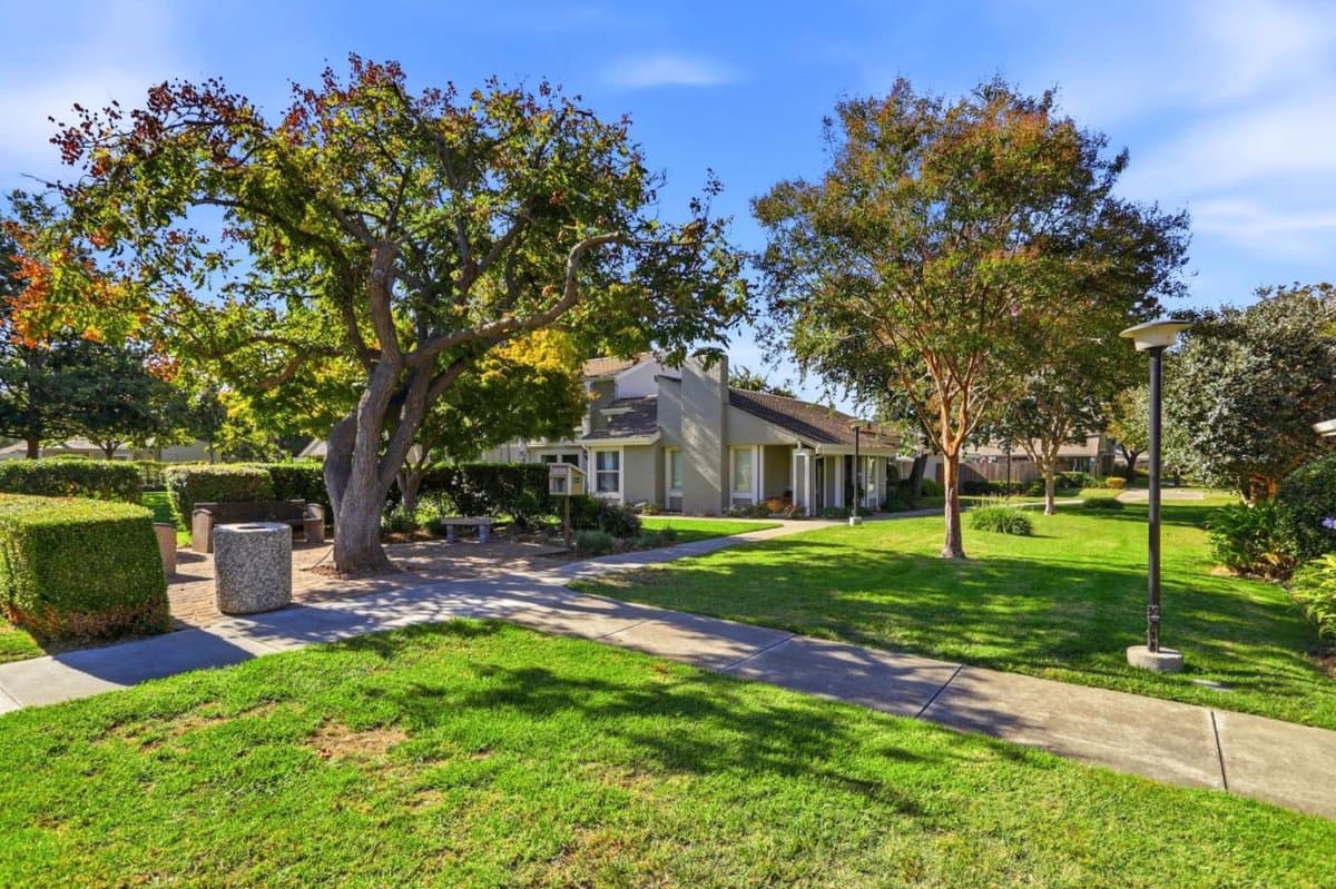 2214 Saint Claire Court - Photo 4