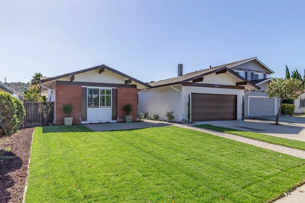 750 Almeria Drive - Photo 2