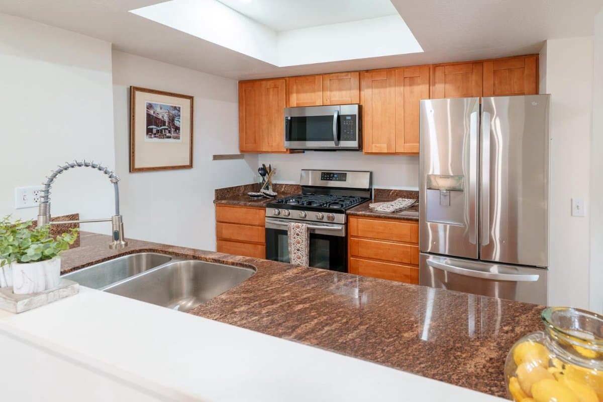 1044 Suzanne Court - Photo 4