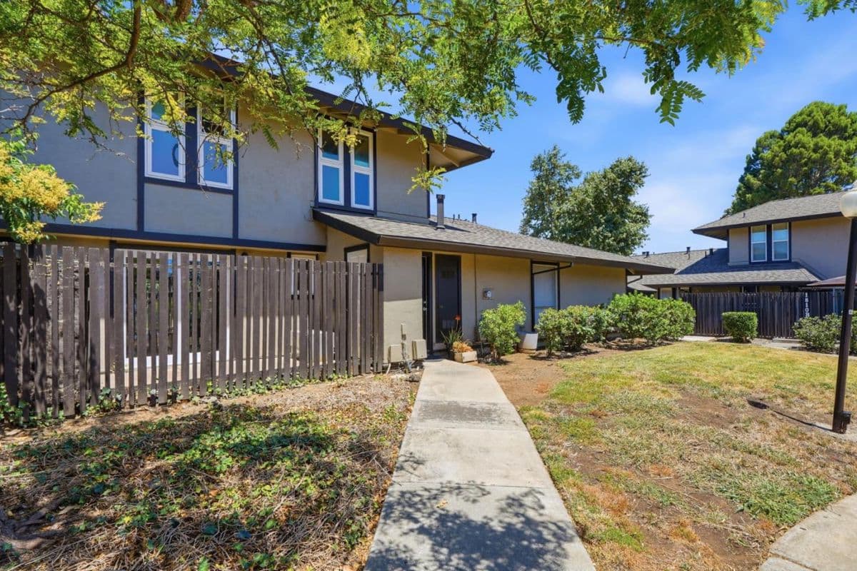 1806 Chinquapin Court #C - Photo 2