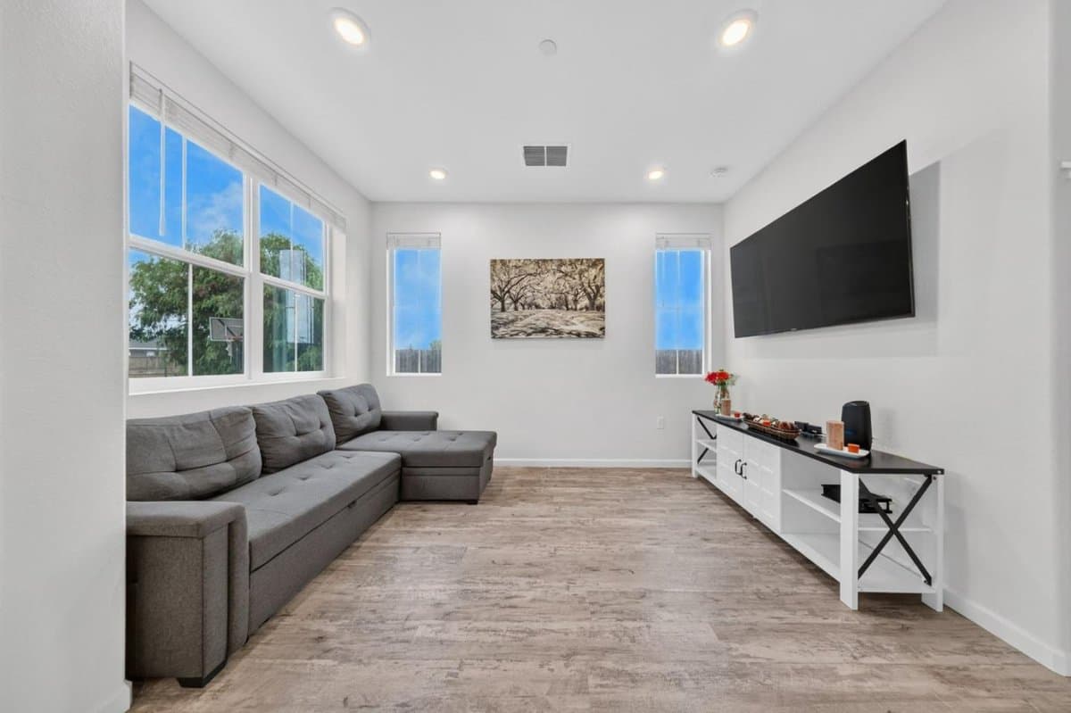 1180 Julia Circle - Photo 4