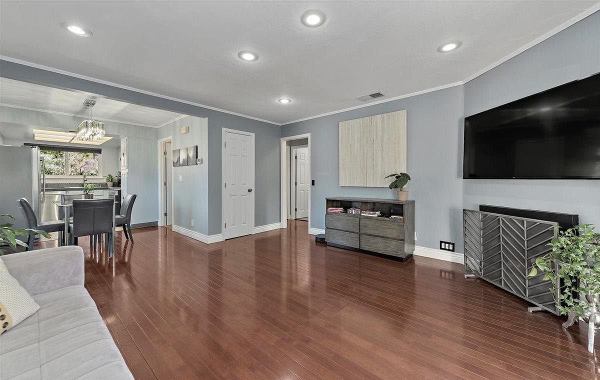 1 Comstock Queen Court - Photo 4