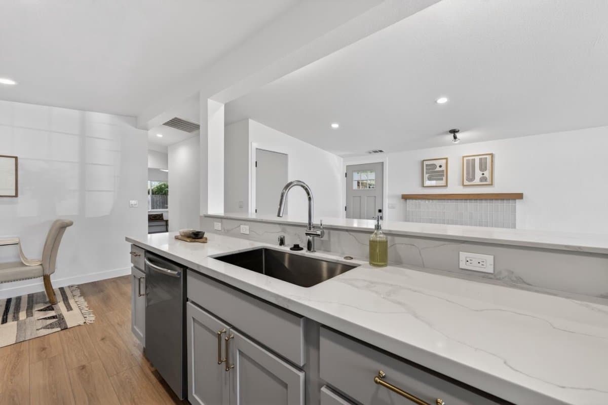 944 White Drive - Photo 5