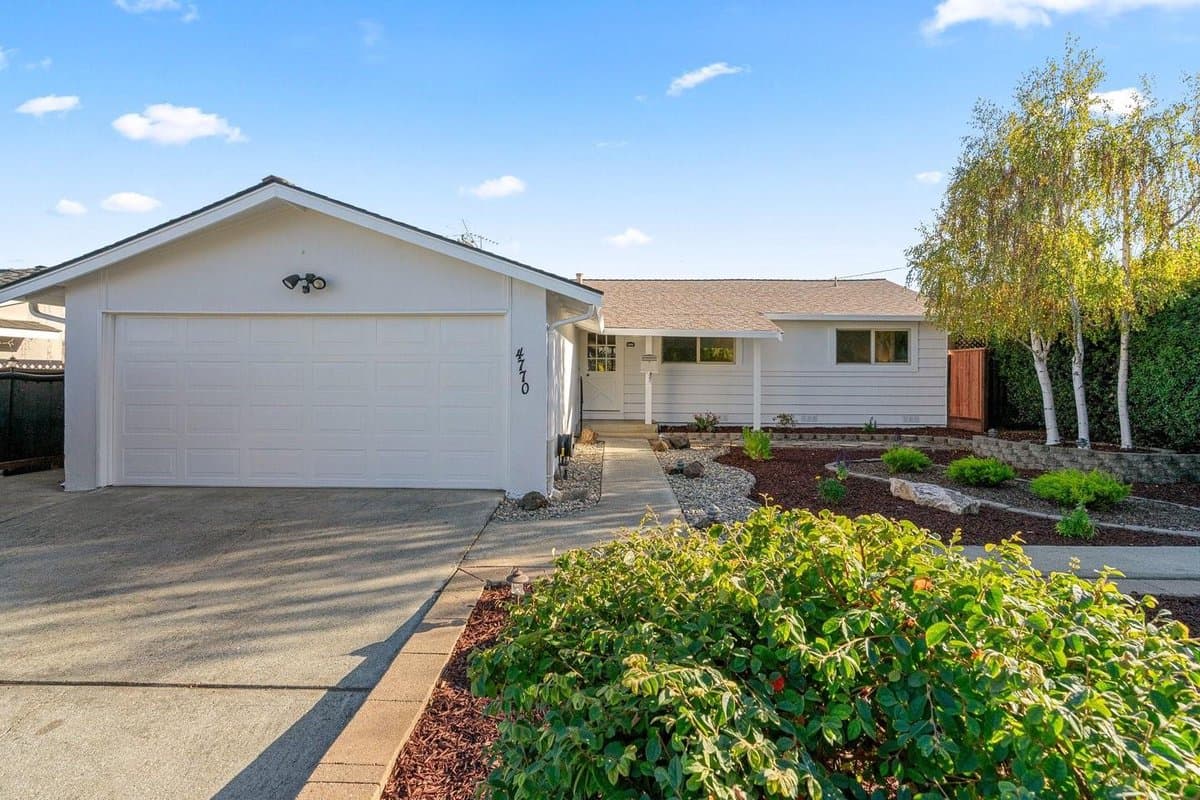 4770 London Drive - Photo 1