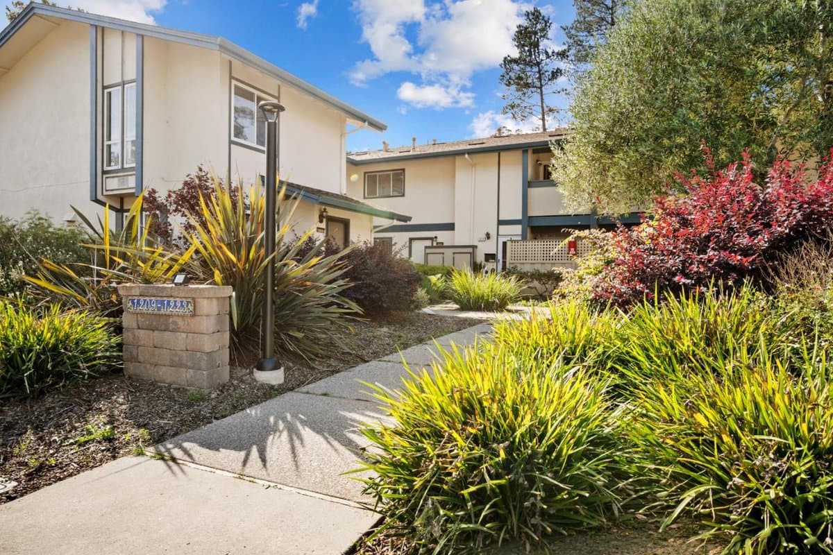 1213 Terra Nova Boulevard - Photo 2