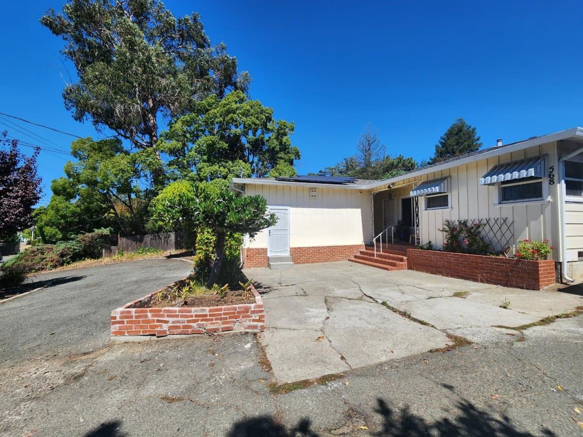 568 Admiral Callaghan Lane - Photo 4