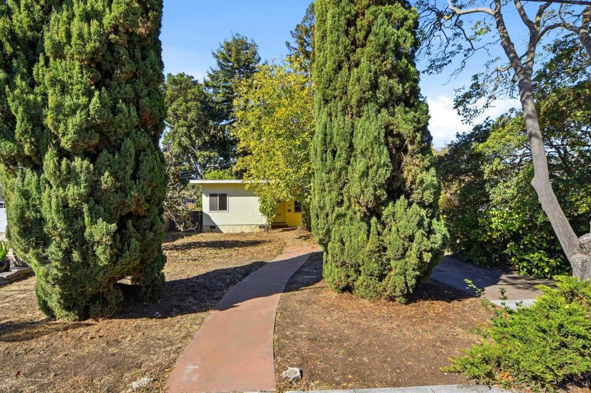 1031 Hollyburne Avenue - Photo 1
