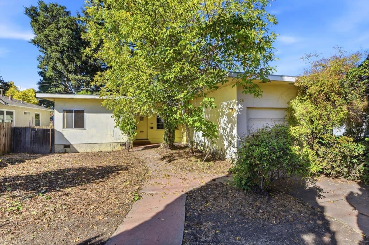 1031 Hollyburne Avenue - Photo 2