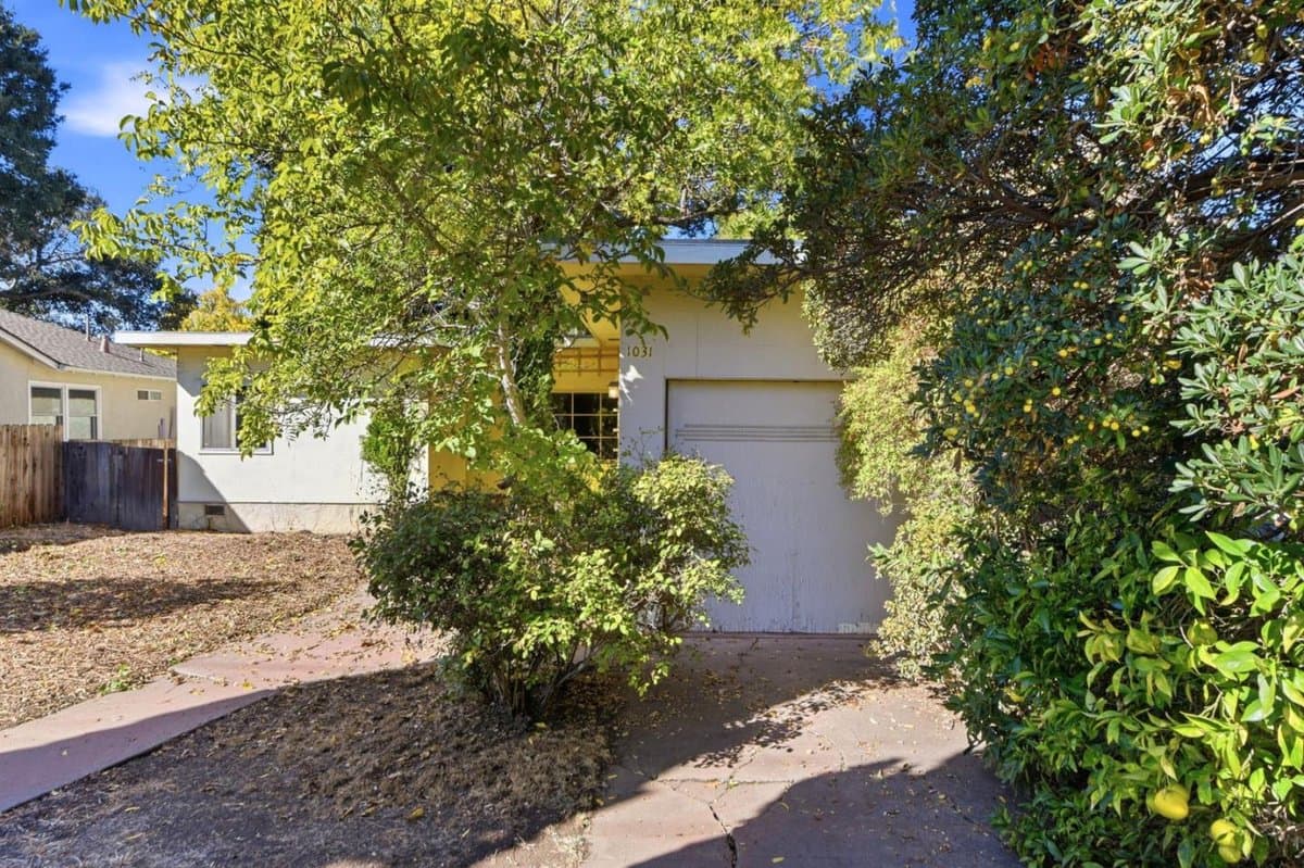 1031 Hollyburne Avenue - Photo 3