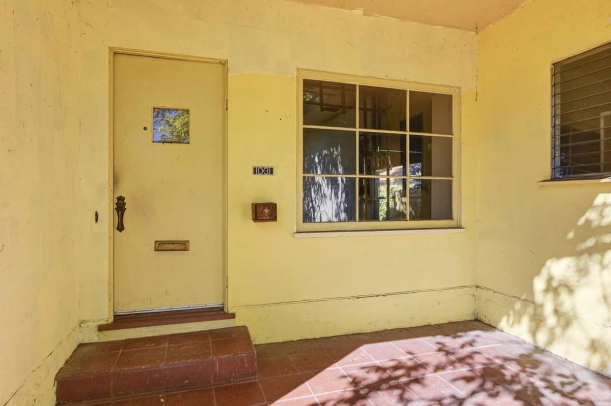 1031 Hollyburne Avenue - Photo 4
