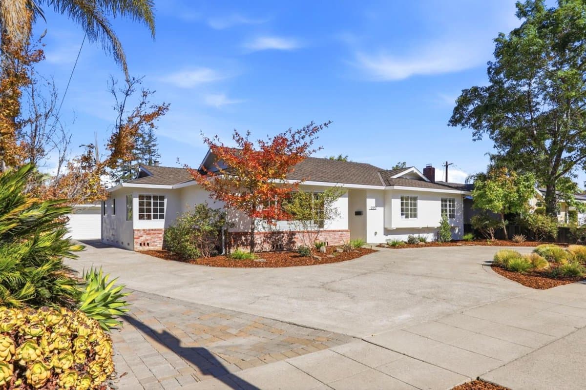 2251 Coronet Drive - Photo 2