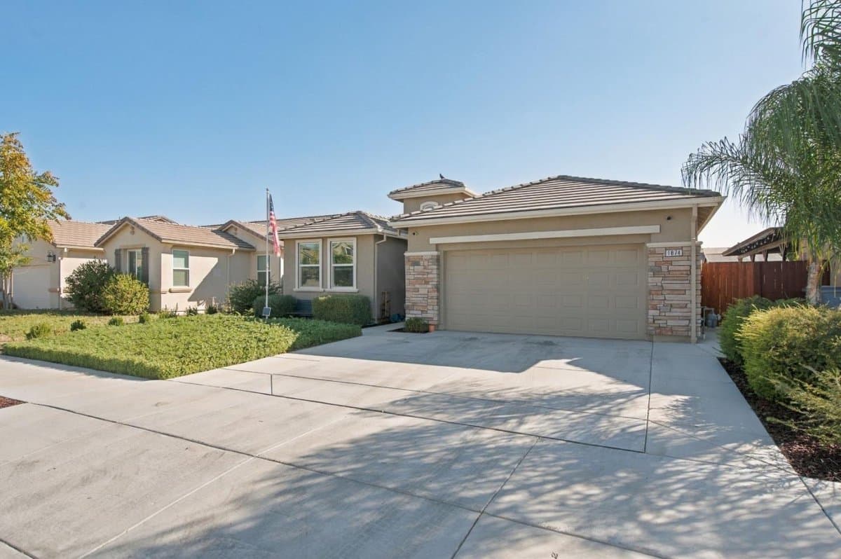 1874 Summit Drive - Photo 2