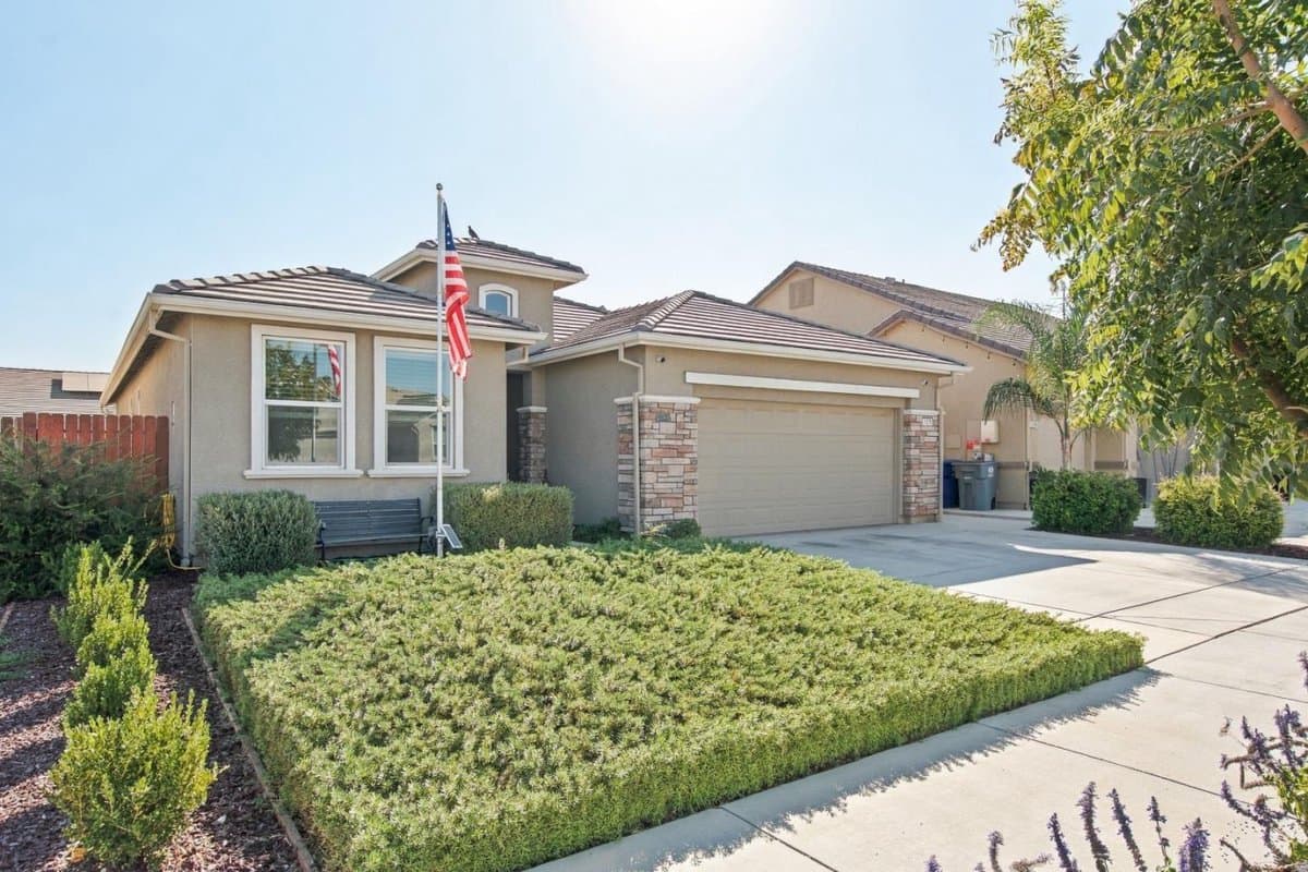 1874 Summit Drive - Photo 3