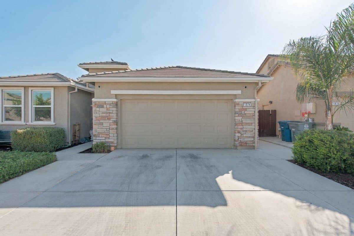 1874 Summit Drive - Photo 4
