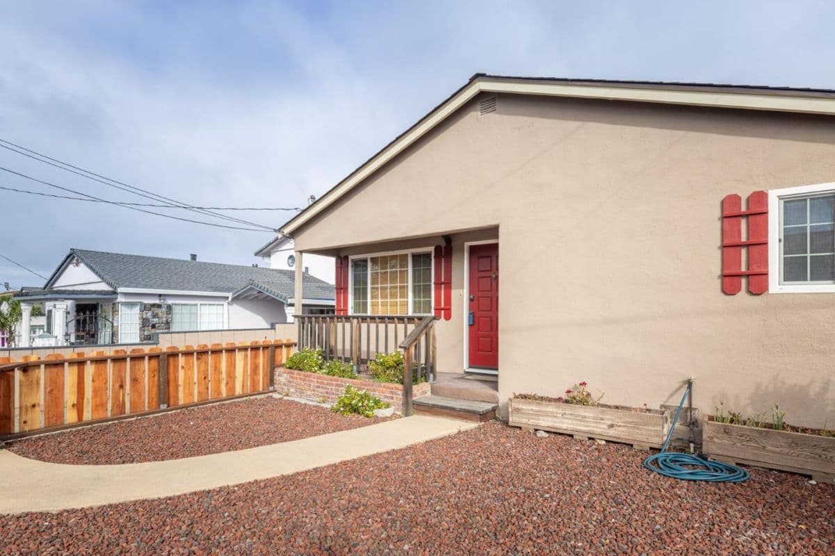 1233 Hilby Avenue - Photo 2