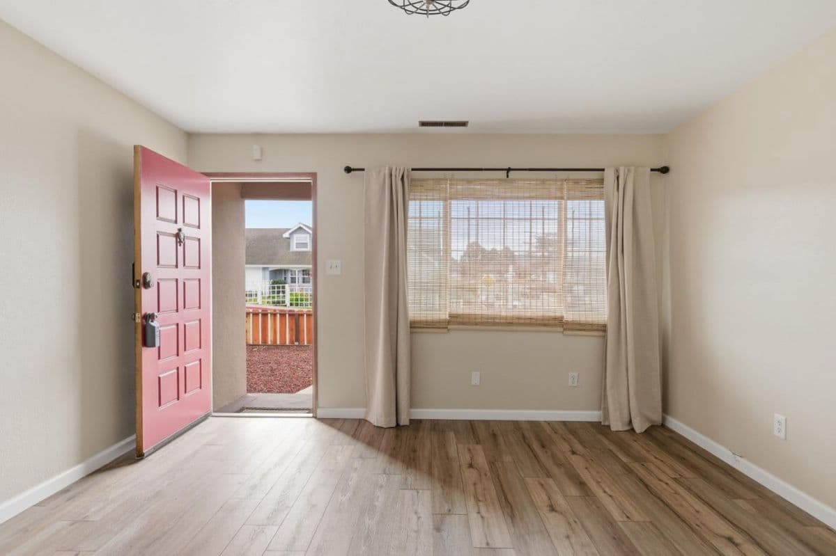 1233 Hilby Avenue - Photo 5