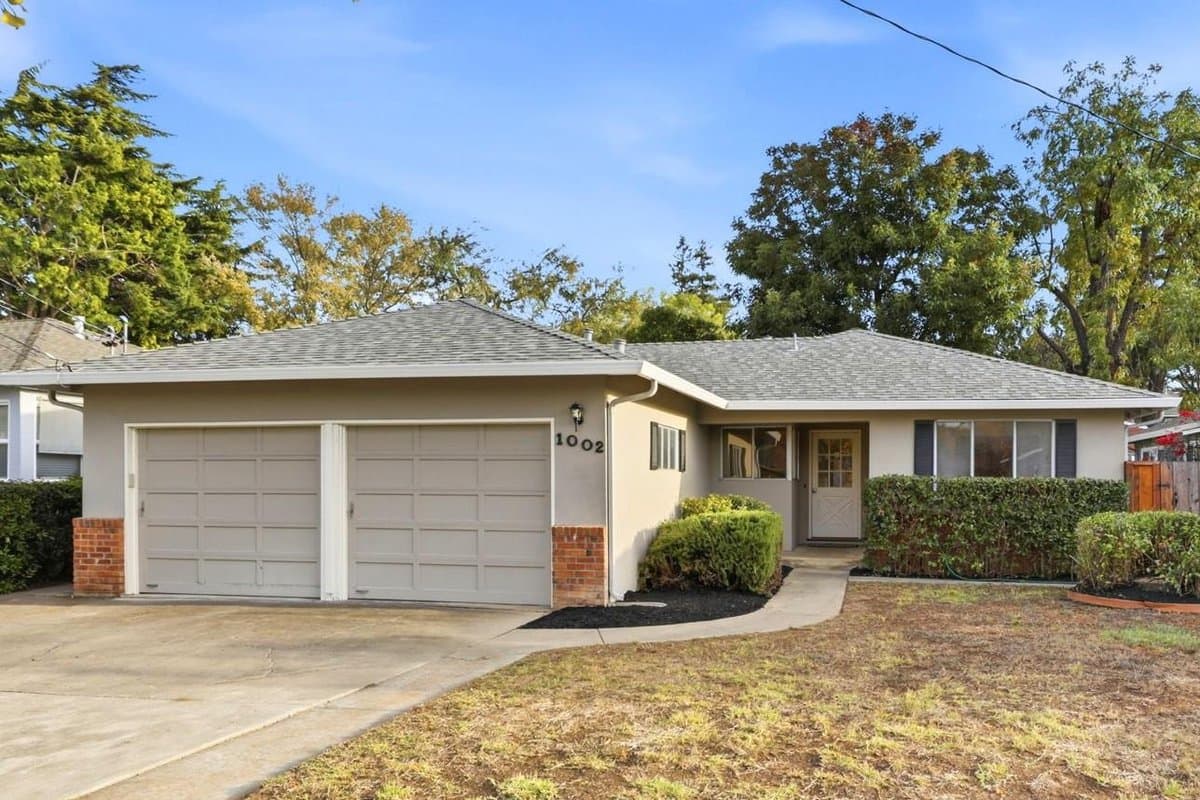 1002 PASCOE Avenue - Photo 1
