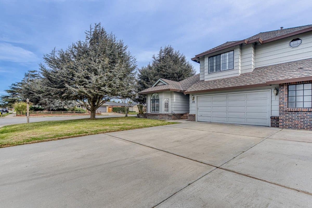 1101 Loyola Drive - Photo 2