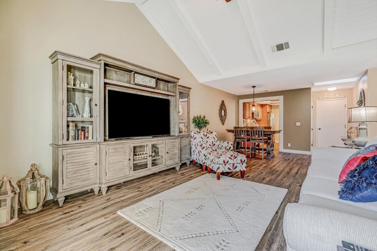 6094 Montgomery Court - Photo 4