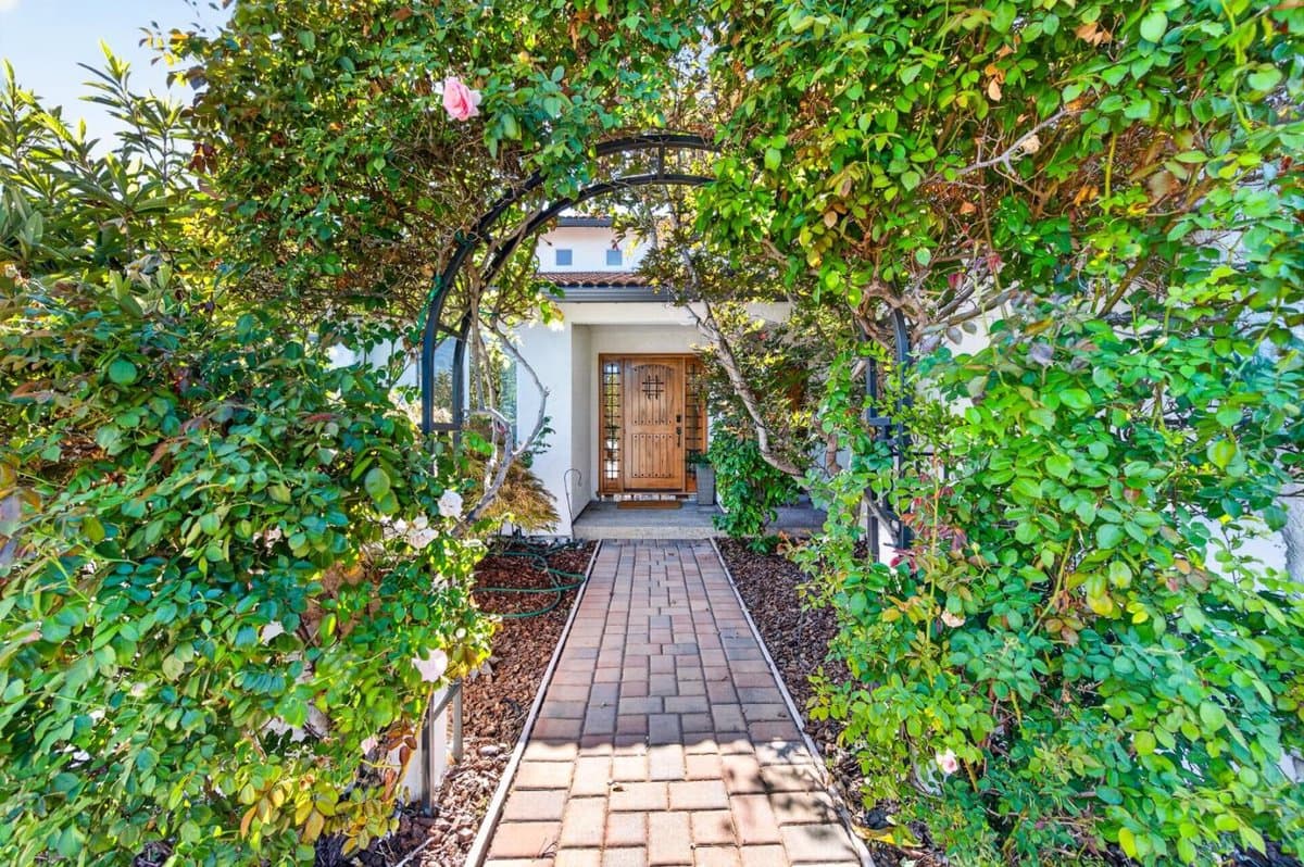 6543 Skyfarm Drive - Photo 3