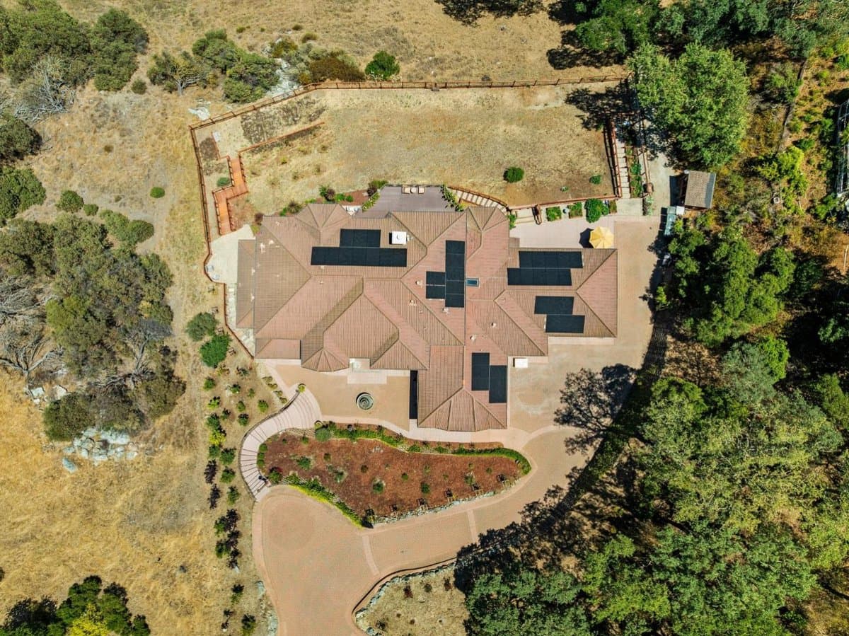 18600 Castle Ridge Drive - Photo 2