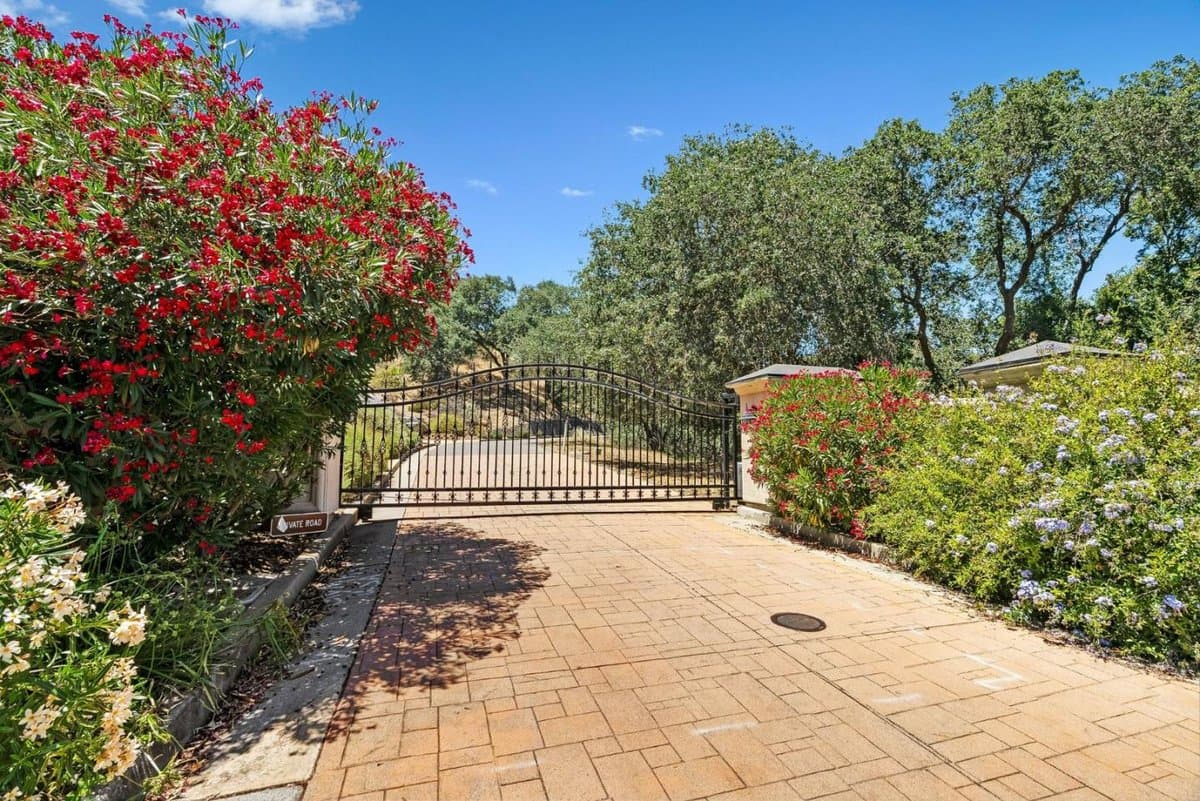 18600 Castle Ridge Drive - Photo 3