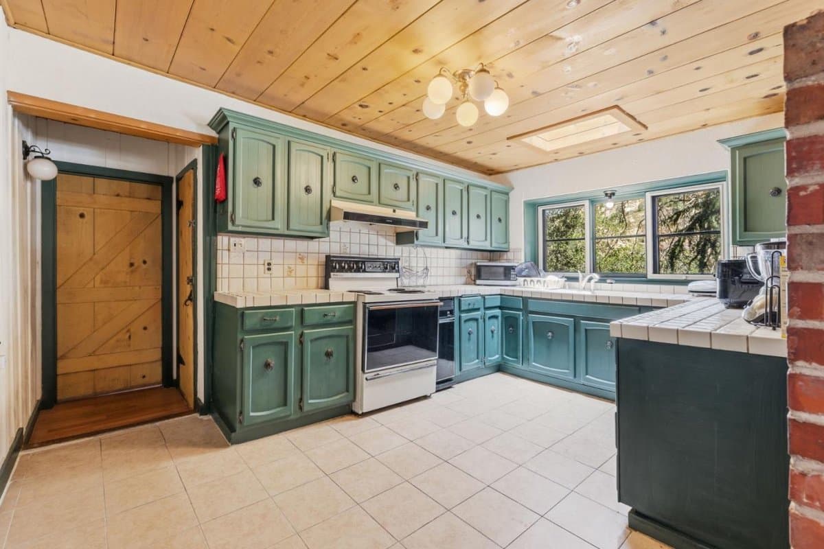 16219 Highland Drive - Photo 2