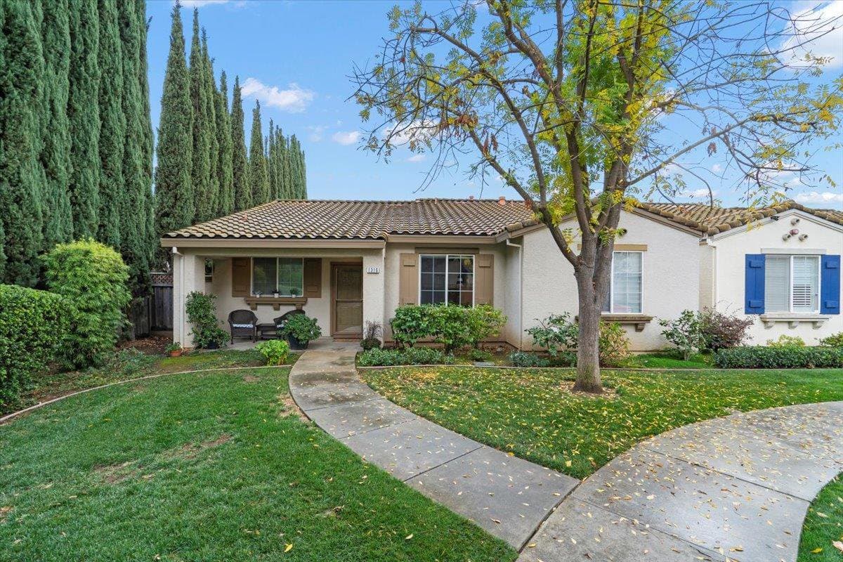 1316 White Oak Place - Photo 1