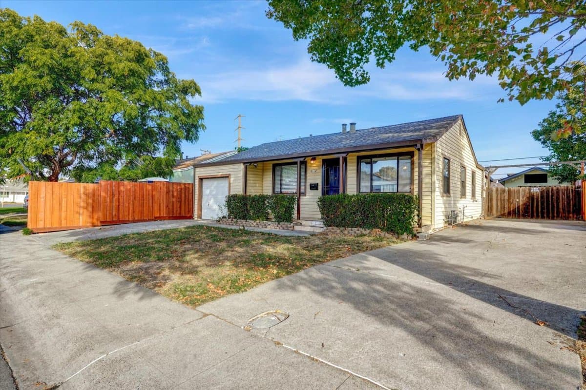 2114 Teakwood Street - Photo 4