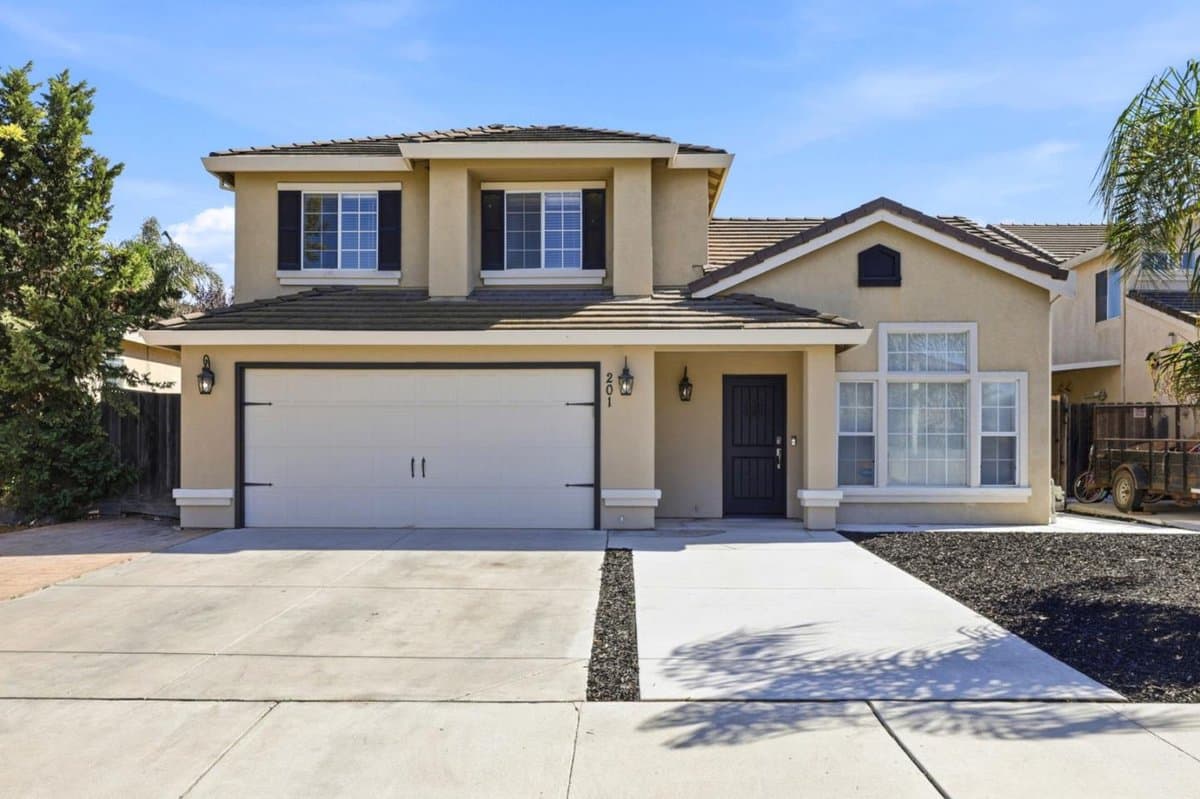201 Le Chateau Drive - Photo 1