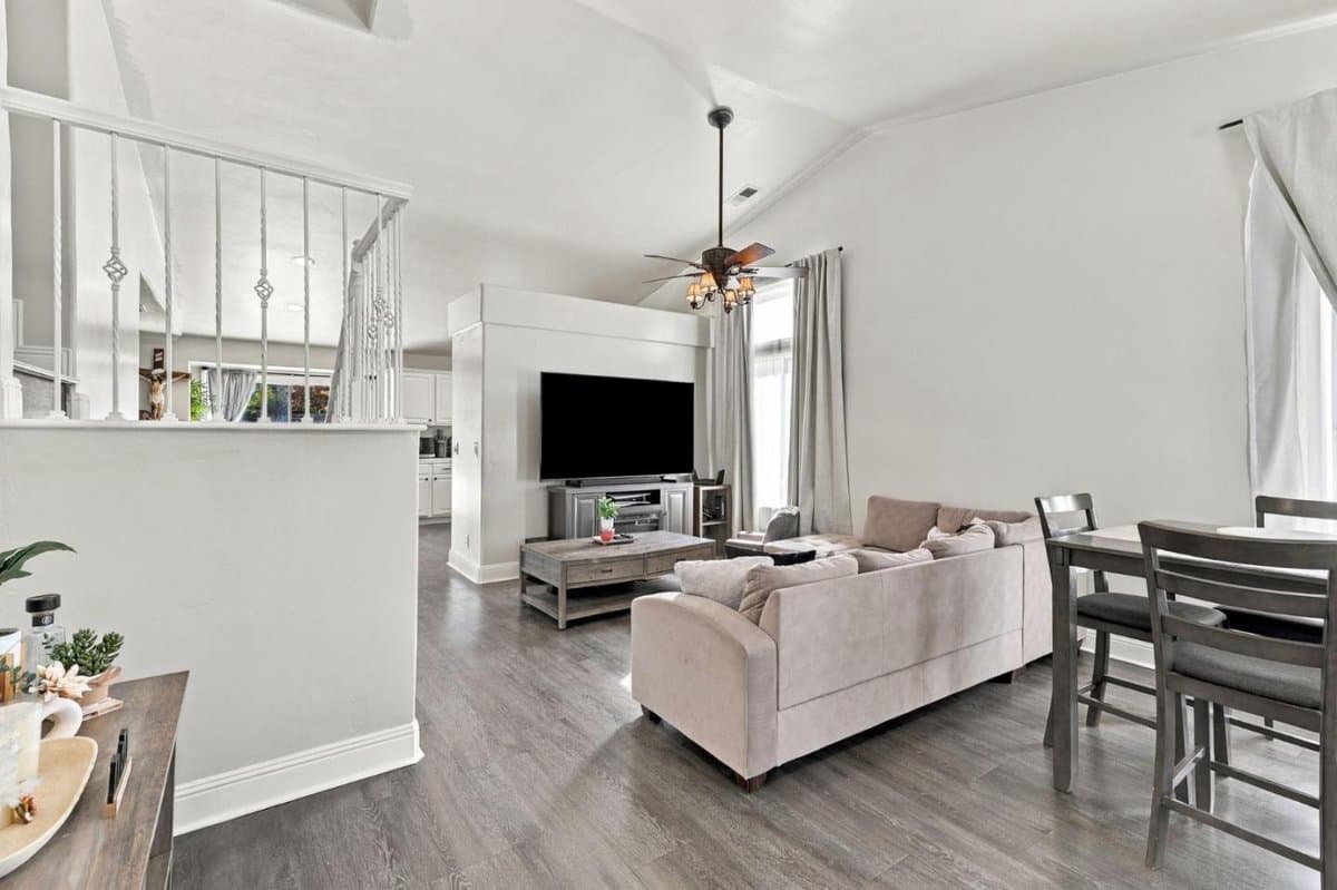 201 Le Chateau Drive - Photo 3
