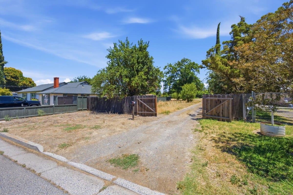 874 Hansen Avenue - Photo 5