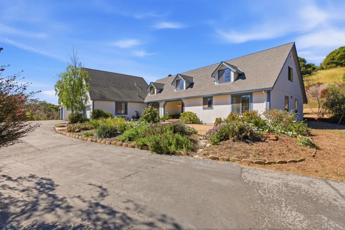 215 Chateau Drive - Photo 2
